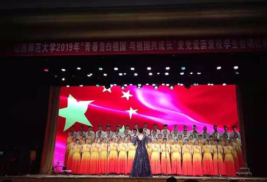 张艺谋的妻女去探班，陈婷打扮的很年轻，你羡慕张艺谋夫妻两人的爱情吗？游戏画面